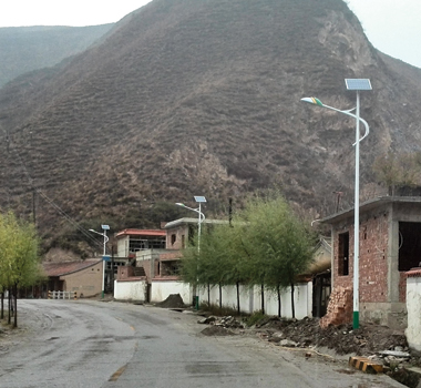 鄉(xiāng)道太陽能路燈 